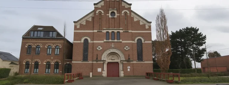 Vue de l’église Saint-Germain à Mouvaux, avec ses arbres bordant l’allée