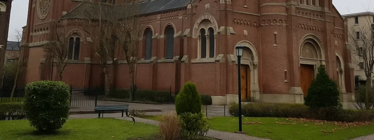 Église en briques rouges à Wattrelos, devant un espace vert entretenu